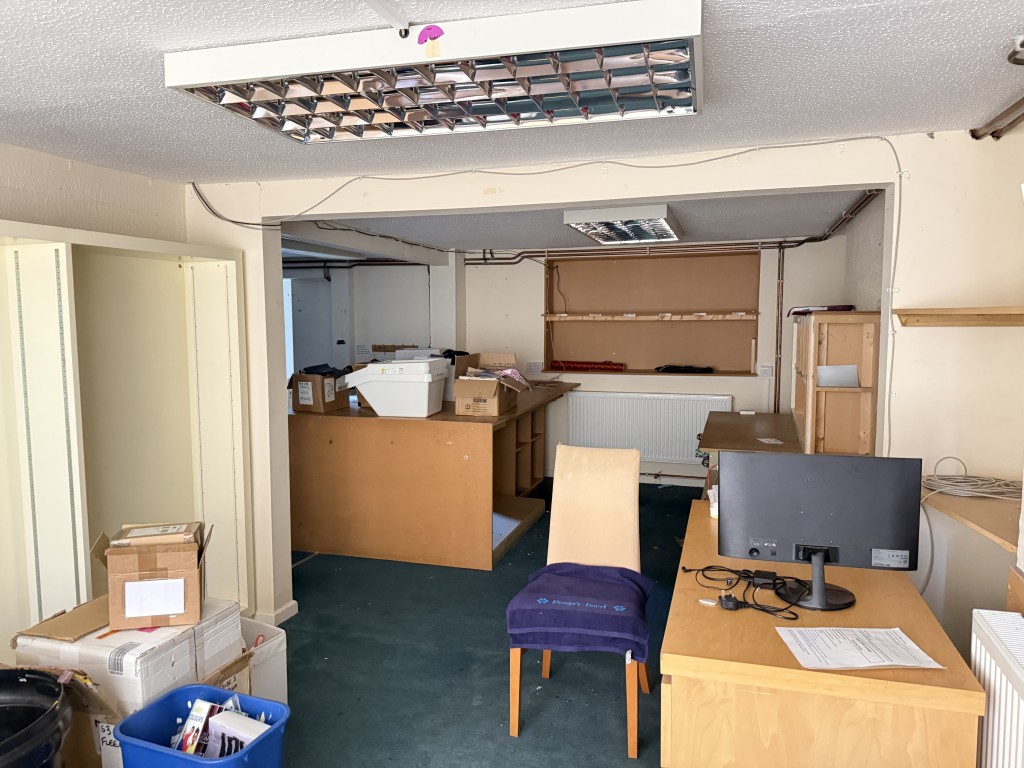Lot: 21 - VACANT FREEHOLD COMMERCIAL PREMISES WITH POTENTIAL - Ground floor storage room